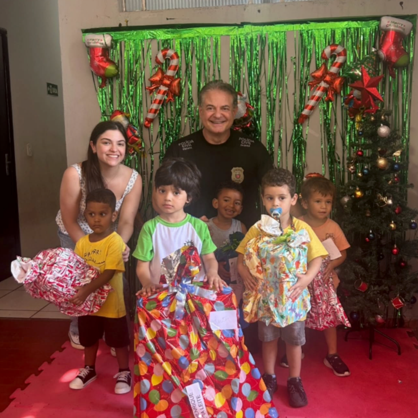 Natal Solidário: Polícia Civil leva alegria e acolhimento às crianças de Jacarezinho